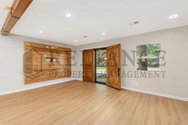 Foto del edificio - 300 W Breese Ave