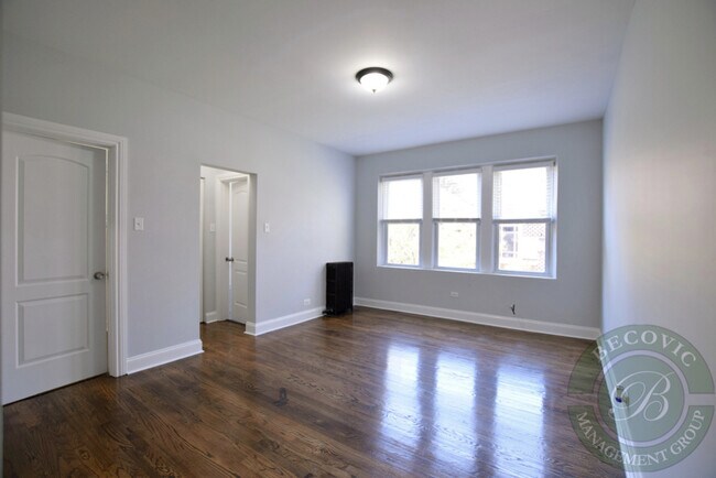 Building Photo - 1609 W Sherwin Ave