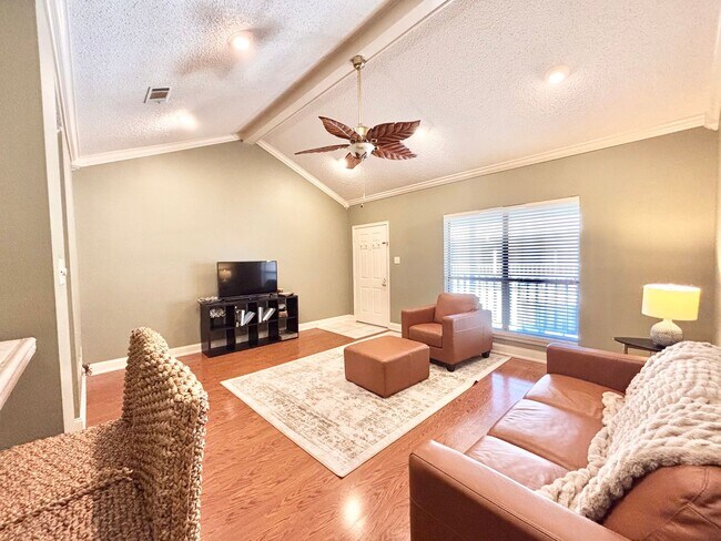 Foto del edificio - Furnished Condo with Community Pool and Ac...