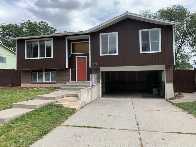 Building Photo - 798 E Scirlein Dr