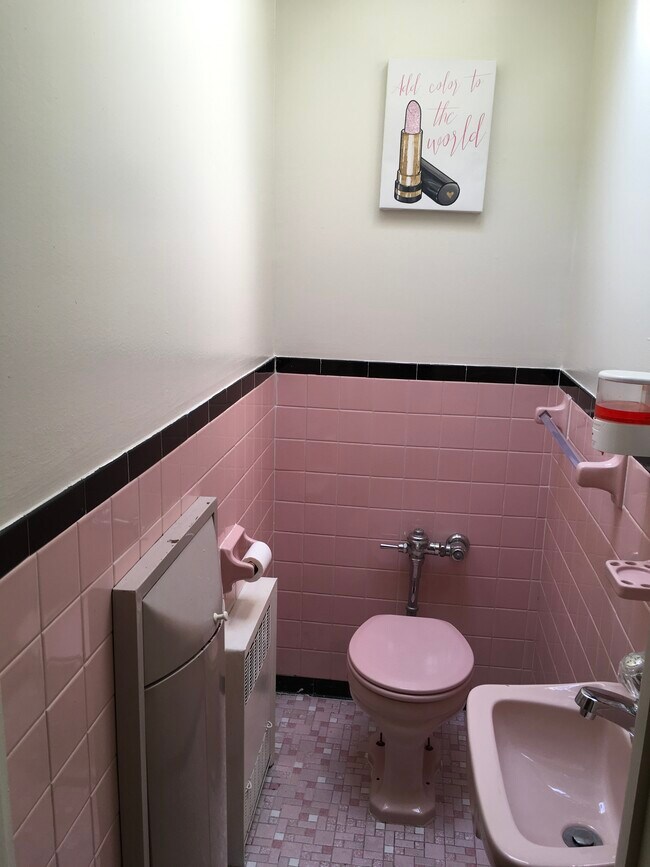 Half bathroom - 1650 New York Ave