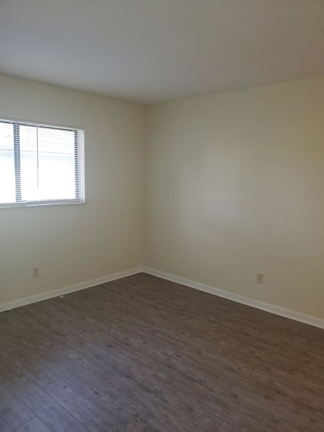 Building Photo - 2 BR/2 BA Condo with a Pool on Southside S...