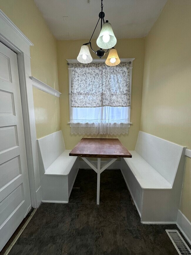 Cute Kitchen Nook - 1028 E 8th Ave