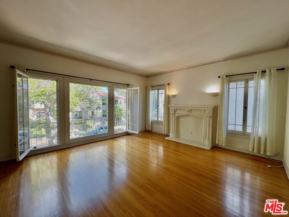 Foto principal - 145 N Sycamore Ave