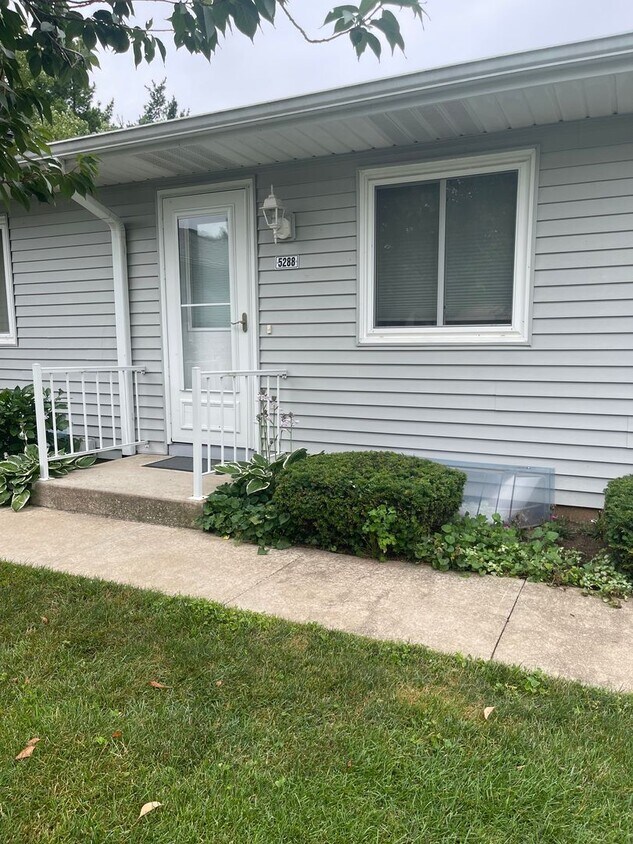 Foto principal - Two Bedroom 55+ Condo in Kalamazoo
