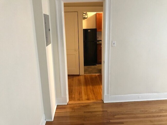 Building Photo - Nicely renovated studio in the heart of Fe...