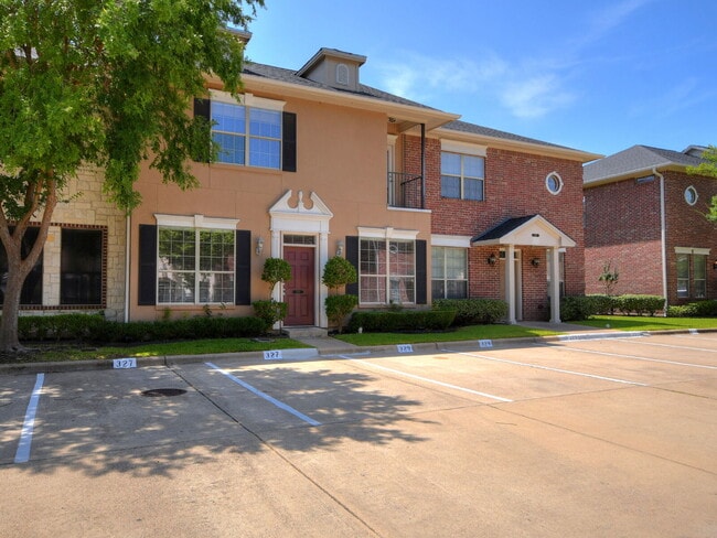 Foto del edificio - "Spacious 4-Bed, 4-Bath Townhouse Gem in College Station – Perfect for Comfortable Living!"