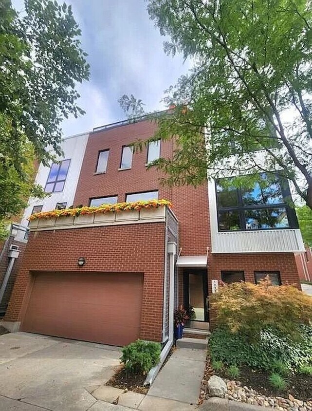 1033 Leavenworth Plz, Omaha, NE 68108 Townhome Rentals in Omaha NE