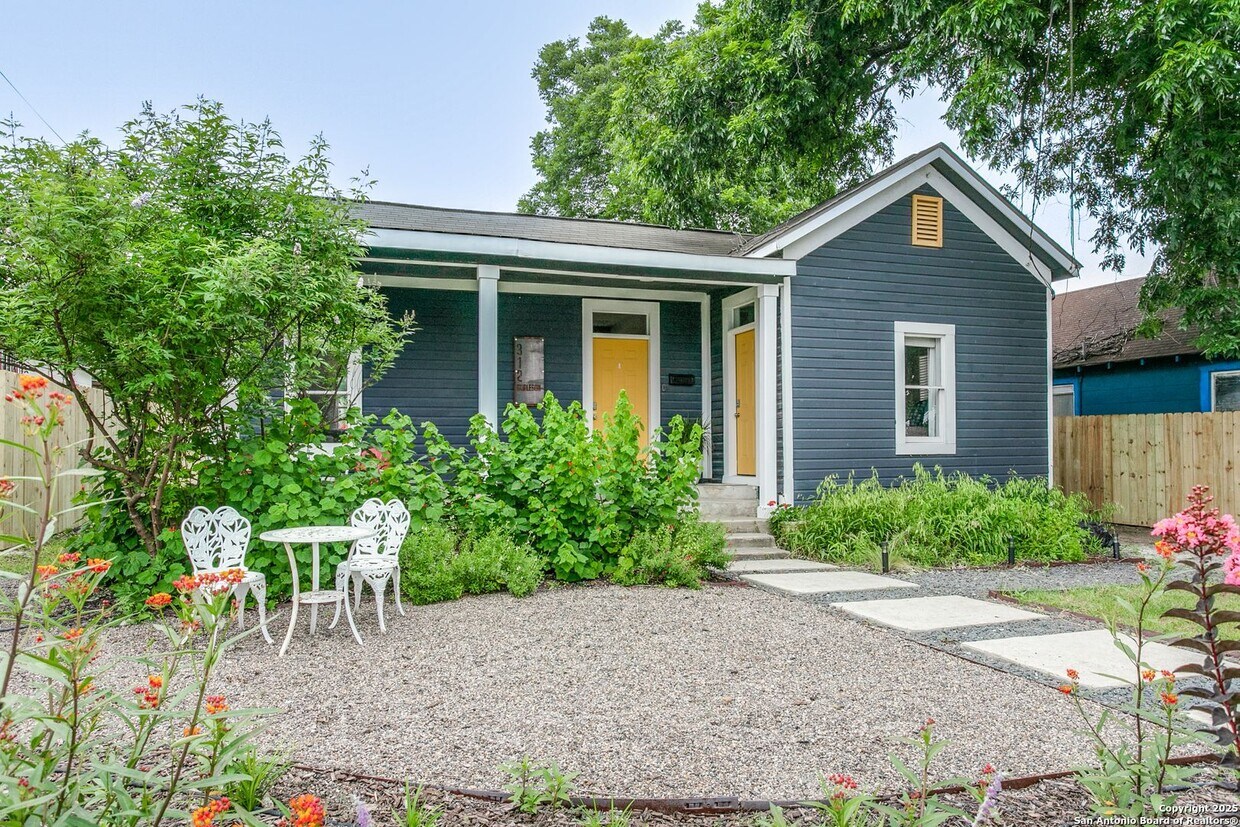 Foto principal - RENOVATED 3-BEDROOM IN DIGNOWITY HILL