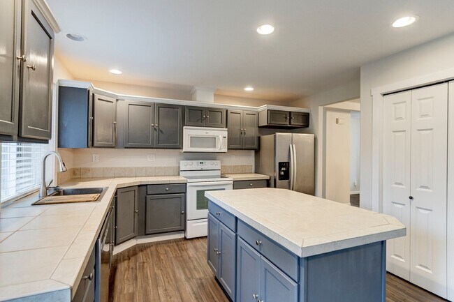 Building Photo - Updated 2-Bedroom Home with Bonus Room on ...