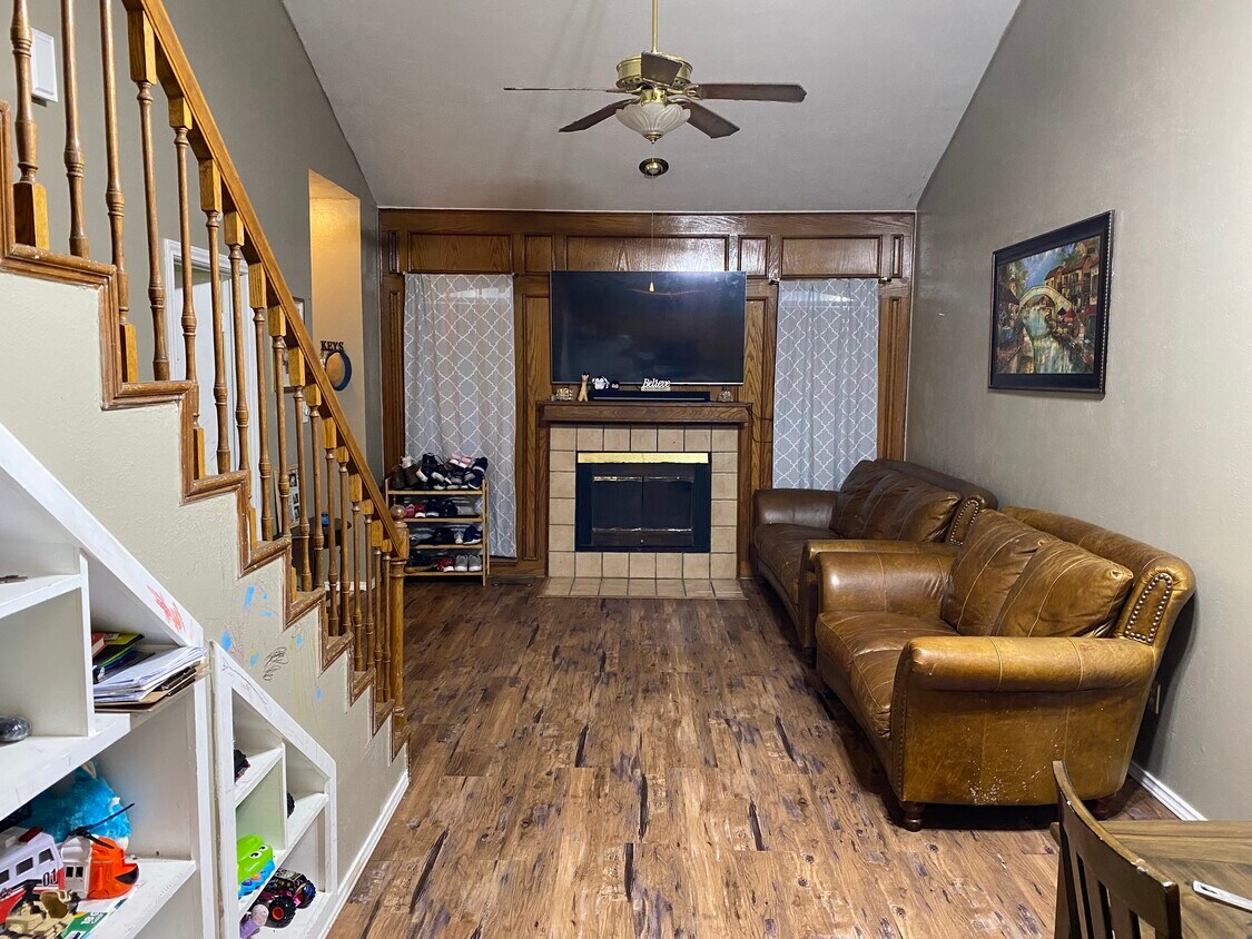 Primary Photo - 611 Oriole Blvd