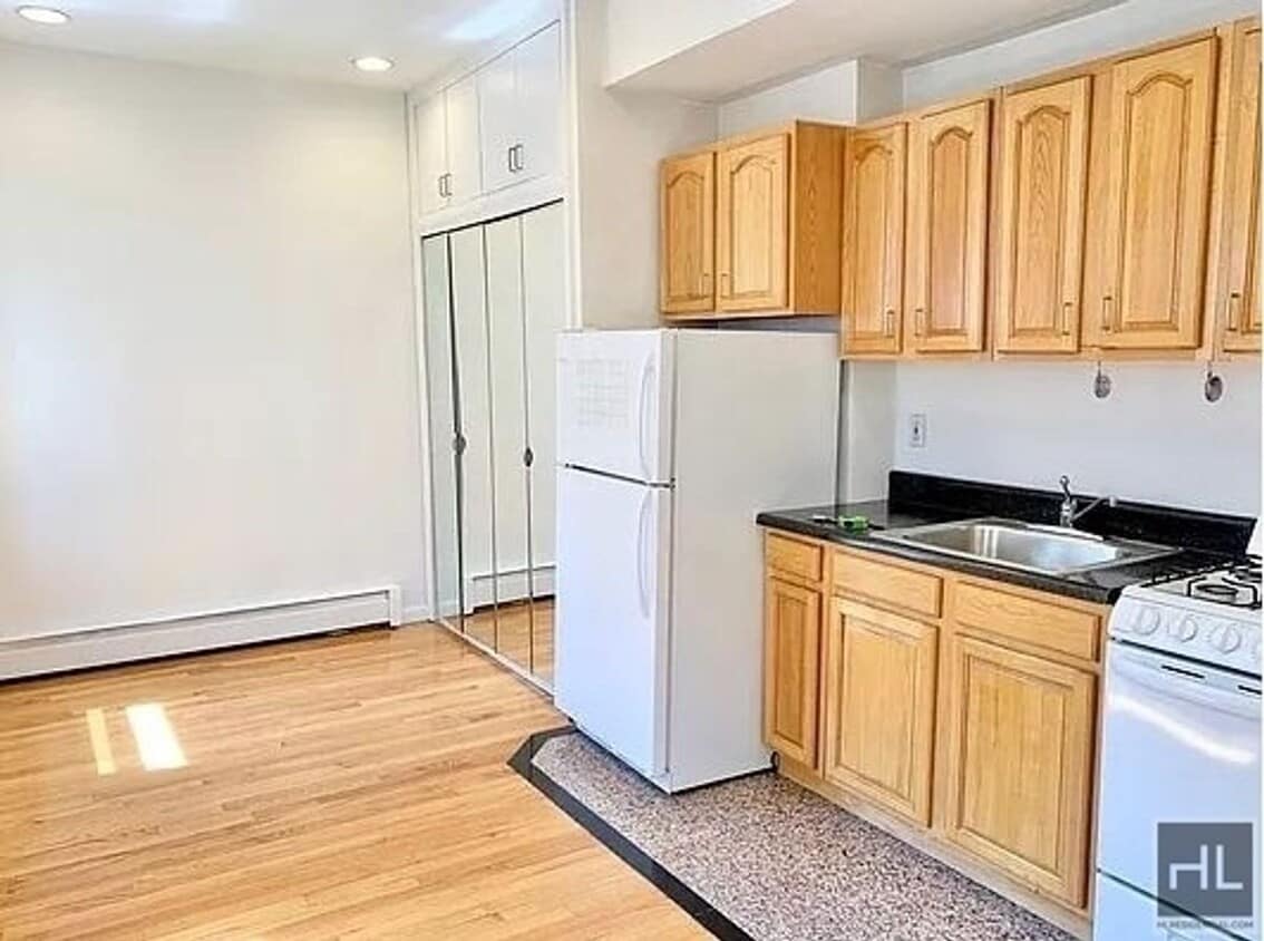 Foto del edificio - Beautiful Sunlit 1-Bedroom in the Heart of Midtown East