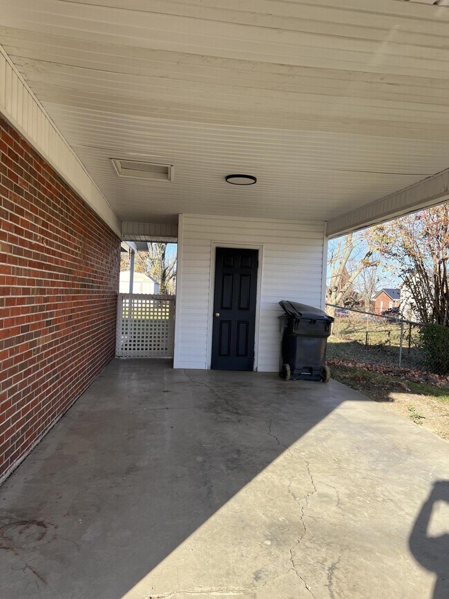 Building Photo - 105 Chenault St