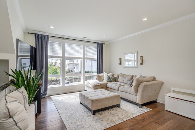 Building Photo - 159 Brentwood Cir