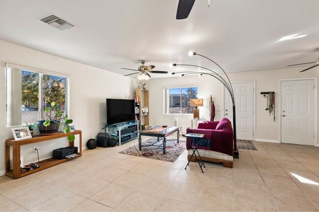 Building Photo - 3BR Home w/Fenced yard and Garage-1 Block to Colorado River