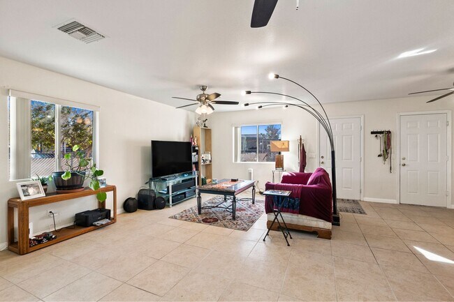 Foto del edificio - 3BR Home w/Fenced yard and Garage-1 Block to Colorado River