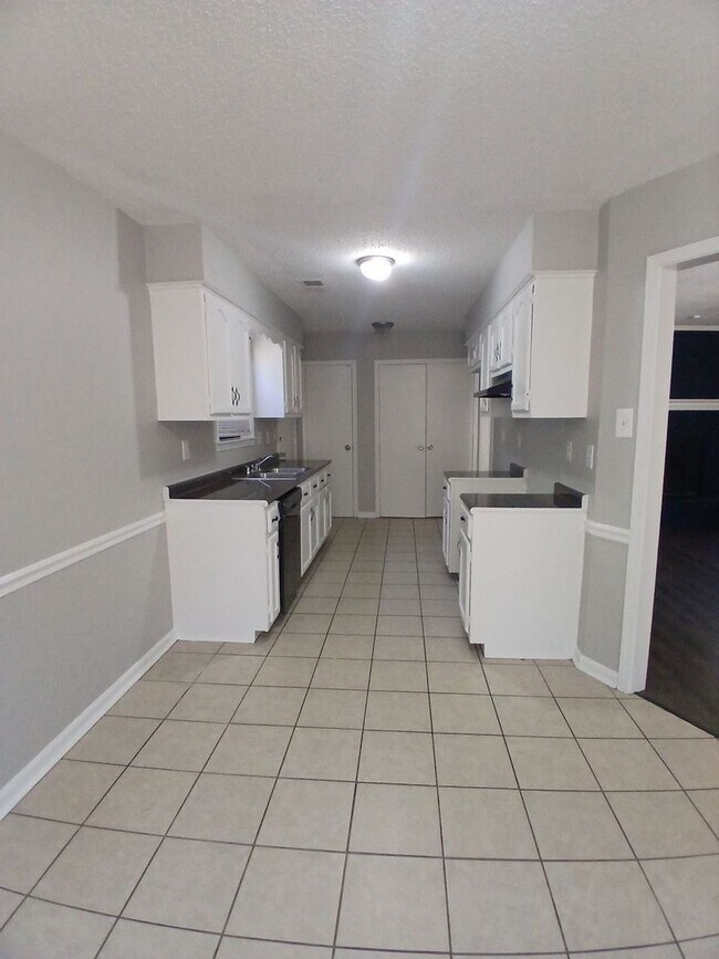 Foto del edificio - Charming 3BR/2BA in Riverdale | Modern LVP