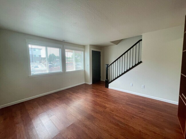 Foto del edificio - $500 off First Month's Rent- Updated N. Richland Townhome, Short Walk to the River!
