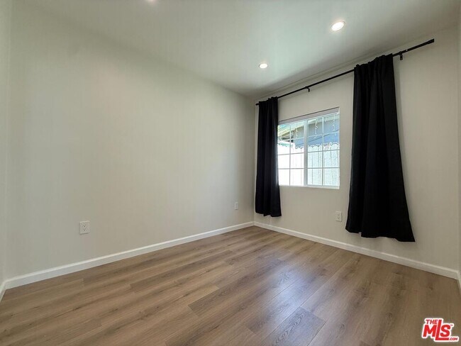 Foto del edificio - 16429 Bryant St