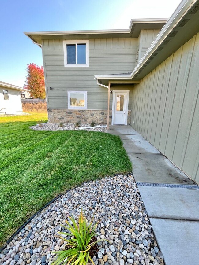 Foto del edificio - Stunning 5 Bed/2.5 Bath Townhome!