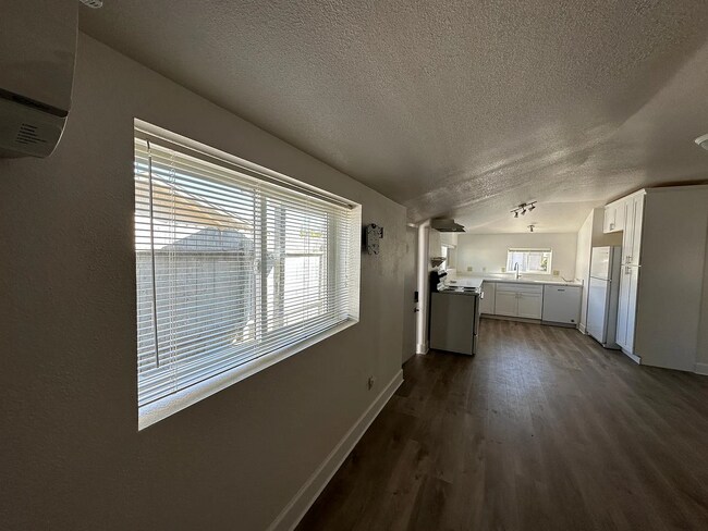 Foto del edificio - Welcome to this charming, newly remodeled rustic property offering privacy, comfort, and character.