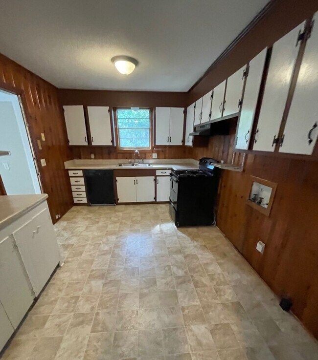 Building Photo - BELOW MARKET RENT!