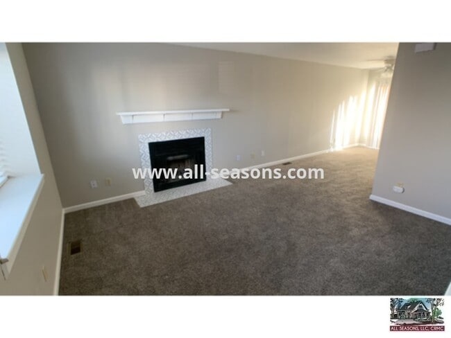 Foto del edificio - Located near Omaha and Powers, this fully ...