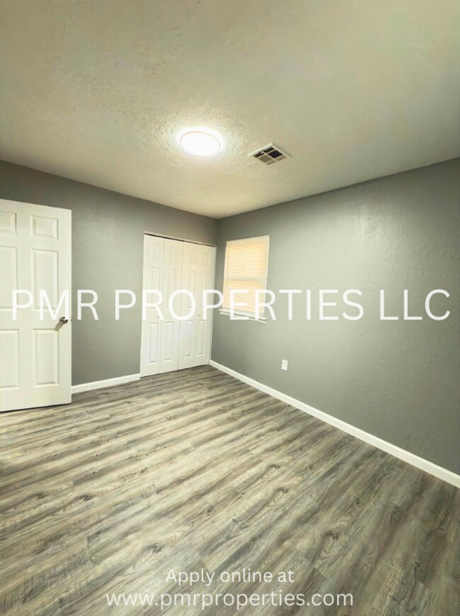 Building Photo - 4 Bedrooms/2 Bathrooms House