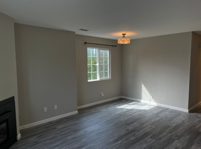 Foto del edificio - 150 Cypress Ave