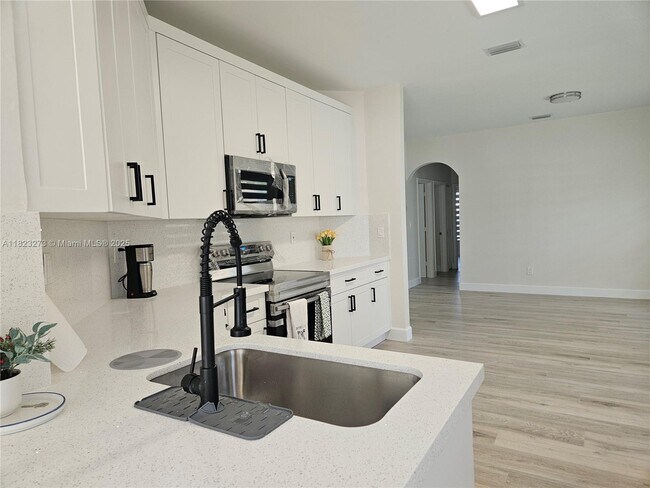 Foto del edificio - 17182 NW 13th St