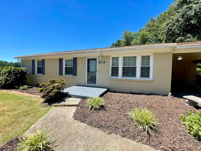 Building Photo - Lovely ranch house/Rustburg