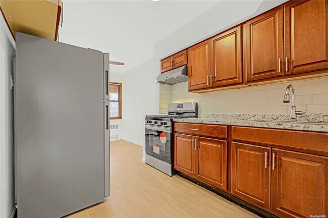 Building Photo - 1062 E 105th St