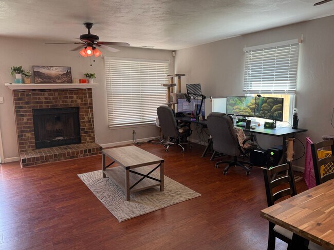 Foto del edificio - Rosemont Forrest-Three Bedroom End Unit Townhome