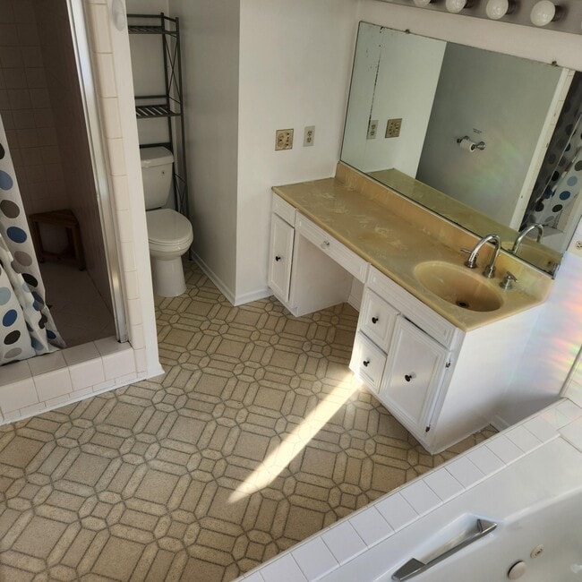 double vanity - 5413 Coolidge Ave