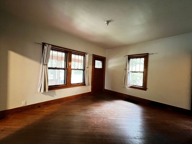 Building Photo - $1,200 | 2 Bedroom, 1 Bathroom House | Dog...