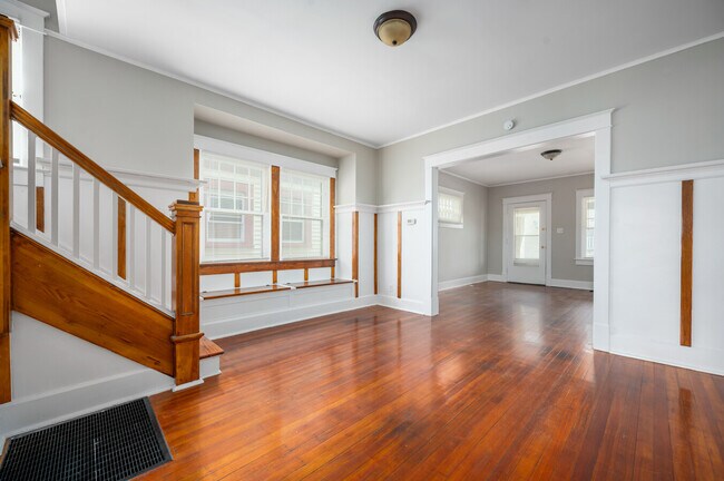 Building Photo - 348 N Summit St
