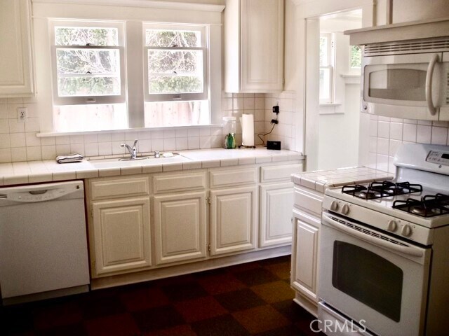 Building Photo - 211 Roycroft Ave