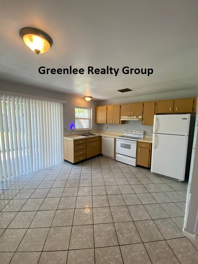 Building Photo - Updated 2 Bed/ 2 Bath/  1 Car Garage Home ...