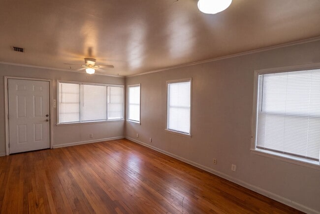 Building Photo - 131 Lister St