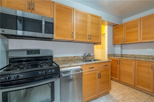 Building Photo - 5775 Mosholu Ave