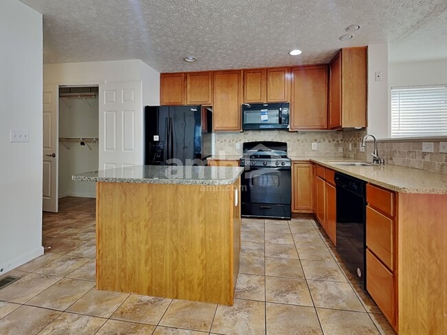Foto del edificio - 743 Elm Tree Dr