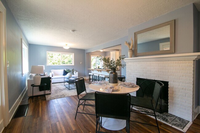 Building Photo - Beautifully Remodeled 3 Bed/1 Bath Bungalo...