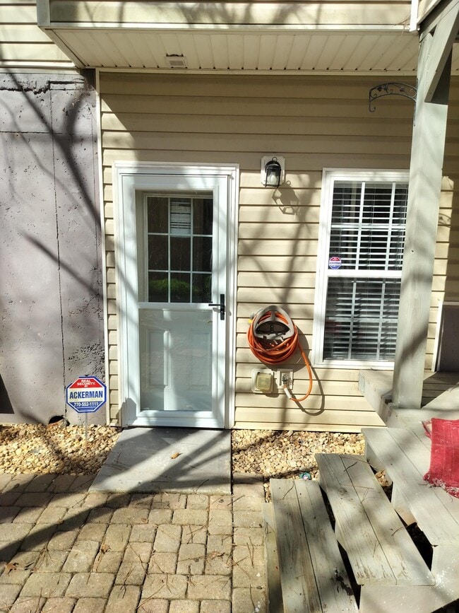 Private, ground level entrance - 531 Hillcrest Cross Rd