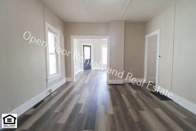 Building Photo - 1327 S Cedar St