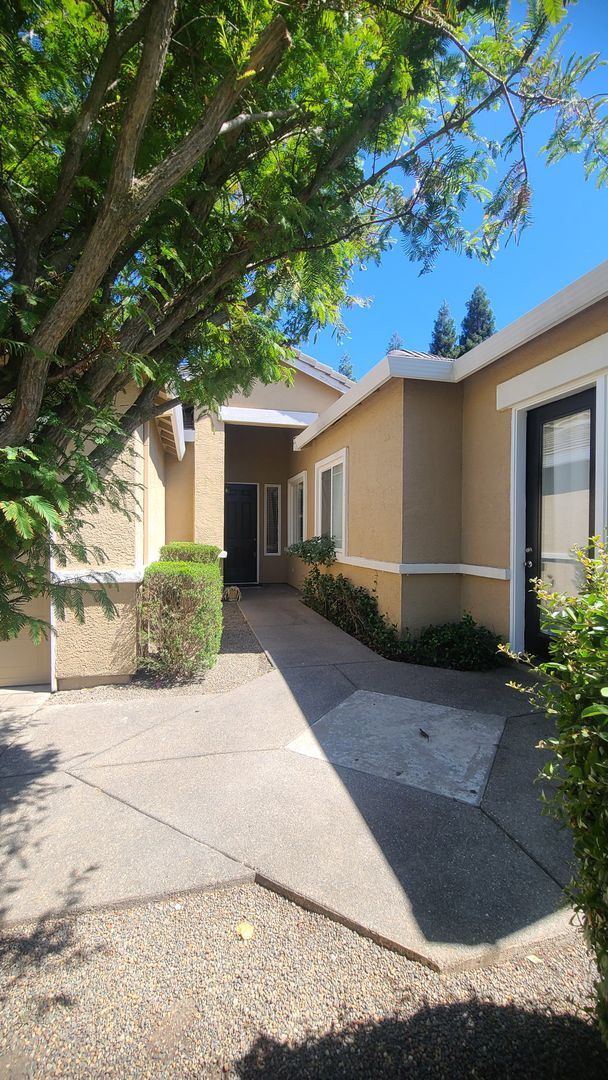 Building Photo - Single Story, Possible Inlaw or Great Home...