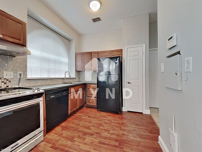 Building Photo - 2 br, 1.5 bath Townhome - 8888 Benning Dr ...