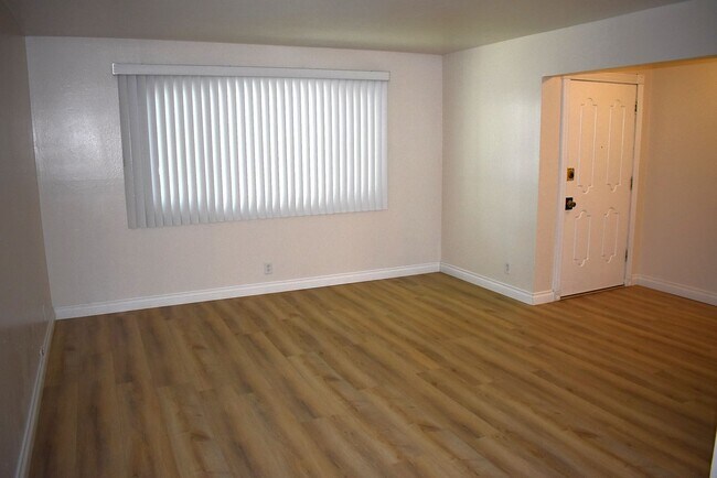 Building Photo - Nice condo unit with a community pool, cen...