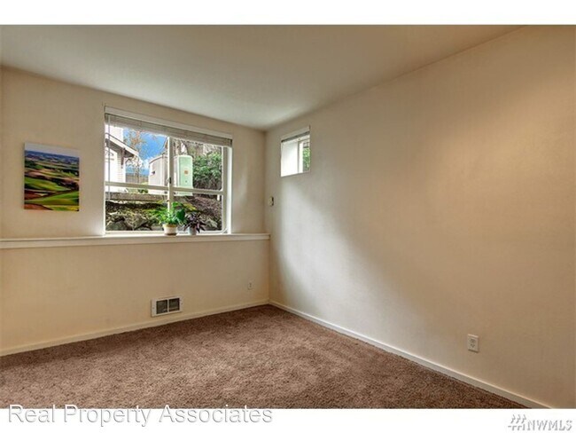 Building Photo - 11550 Stone Ave N