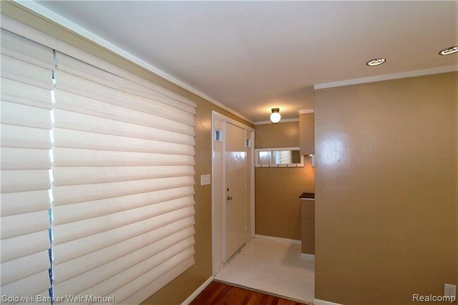 Foto del edificio - 1272 E Square Lake Rd