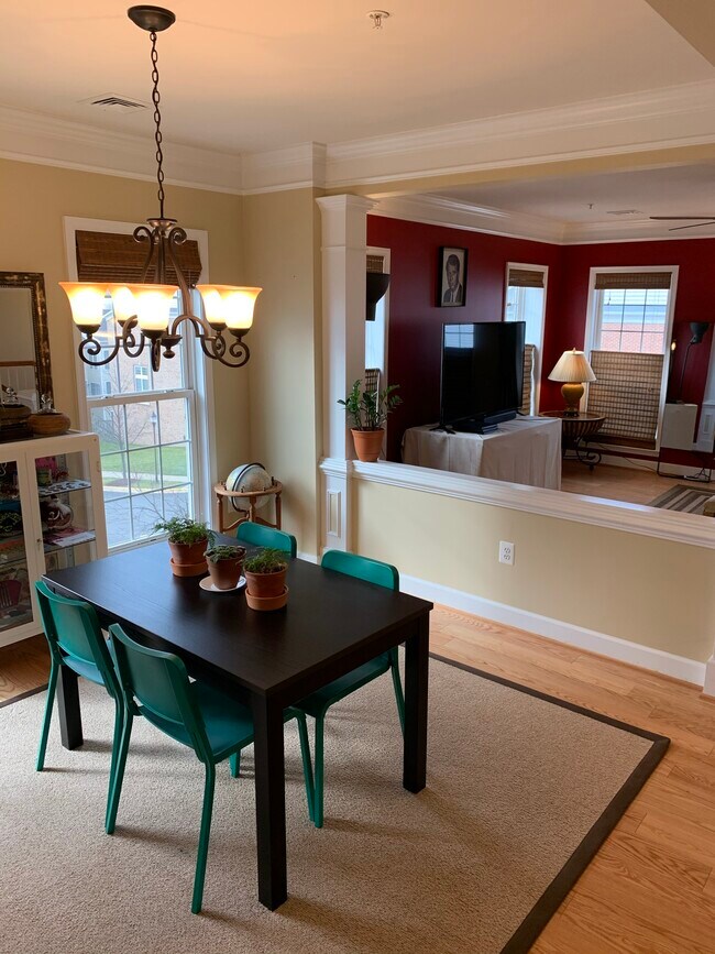 Foto del edificio - 2394 Brookmoor Ln